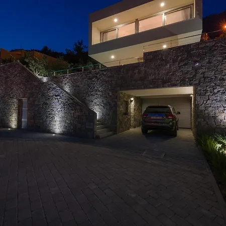 Villa R - *